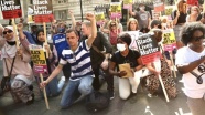 İngiltere&#039;de başbakanlık konutu önünde ırkçılığa karşı &#039;diz çökme&#039; eylemi yapıldı