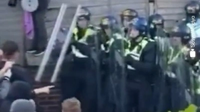 İngiltere'de bı&ccedil;aklanan gencin kelep&ccedil;elenmesine tepki g&ouml;sterilen eylemde 11 polis yaralandı