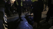 İngiltere'de karantina protestosuna polis müdahale etti