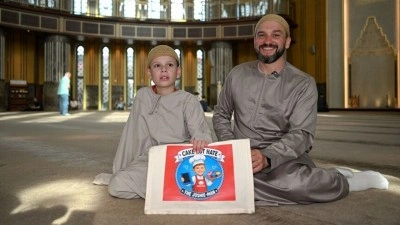 İngiltere'de M&uuml;sl&uuml;man karşıtlığına kek dağıtarak tepki g&ouml;steren otizmli Joshie, İstanbul'daki kampanyasını tamamladı