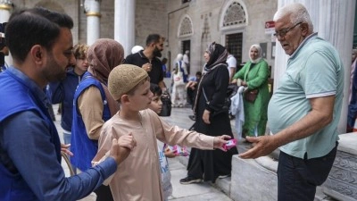 İngiltere'de M&uuml;sl&uuml;man karşıtlığına kek dağıtarak tepki g&ouml;steren otizmli Joshie, kampanyasını İstanbul'da s&uuml;rd&uuml;r&uuml;yor