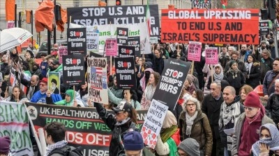 İngiltere'de savaş karşıtları, ABD'nin Londra B&uuml;y&uuml;kel&ccedil;iliğine y&uuml;r&uuml;d&uuml;