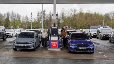 İngiltere'de yıllık enflasyon artan akaryakıt fiyatlarının etkisiyle martta y&uuml;zde 3,3'e y&uuml;