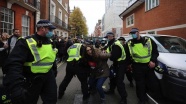 İngiltere&#039;deki Kovid-19 önlemleri karşıtı gösteride en az 150 kişi gözaltına alındı