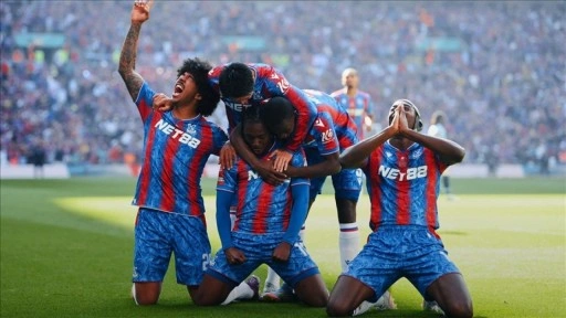 İngiltere Federasyon Kupası'nı Manchester City'i 1-0 yenen Crystal Palace kazandı