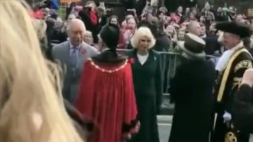İngiltere Kralı 3. Charles ve eşi Camilla'ya yumurta fırlatan kişi gözaltına alındı