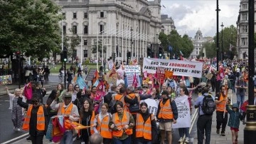 İngiltere'de greve giden öğretmenler yürüyüş yaptı