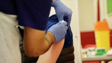 İngiltere'de tüm yetişkinlere güçlendirici Kovid-19 aşısı sunulacak