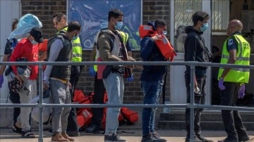 İngiltere'de yüzlerce düzensiz göçmen, göçmen merkezlerinde yasa dışı alıkonuldu