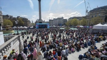 İngiltere'deki Trafalgar Meydanı'nda geçmiş Ramazan Bayramı dolayısıyla kutlama programı düzenlendi