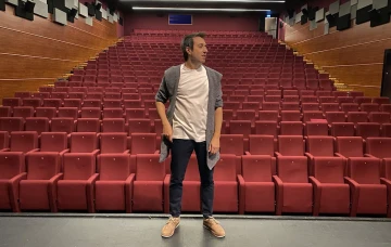 İnsanlar yaşıyor, o yazıyor, üç yeni oyun daha geliyor! -Selçuk Aka, magazin dünyasından yazdı-