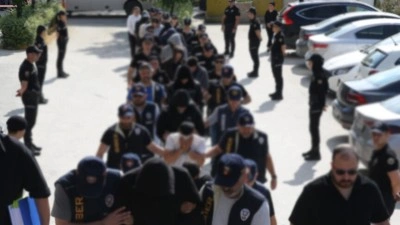 "İnternet altyapısı değişikliği" bahanesiyle 801 kişiyi dolandırdıkları iddia edilen 90 ş&uuml;