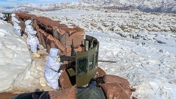 Irak sınırını koruyan Mehmetçikten &quot;14 Şubat Sevgililer Günü&quot; mesajı