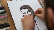 Iraklı genç, kaset bantlarıyla birçok sanatçının portresini yapıyor