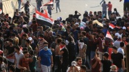 Iraklı göstericiler ülkenin en önemli limanına giden yolları kapattı