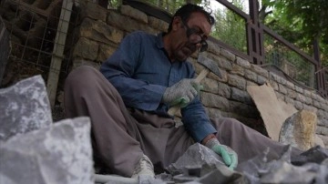 Iraklı işçiler 50 dereceyi bulan sıcaklarda ekmeklerini "taştan" çıkarıyor