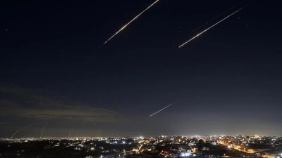 İran, ABD &uuml;slerine ve İsrail'e yeni saldırılar d&uuml;zenledi