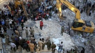 İran'da deprem nedeniyle ölenlerin sayısı 407 oldu
