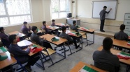 İran&#039;da Kovid-19&#039;a rağmen okulların açılması eleştirilere neden oldu
