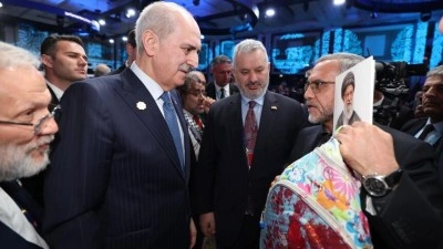 İran heyeti, PAB 152'nci Genel Kurulu'na İran'daki okul katliamında &ouml;len bir &ouml;ğrencinin kanlı sırt &ccedil;antasıyla katıldı
