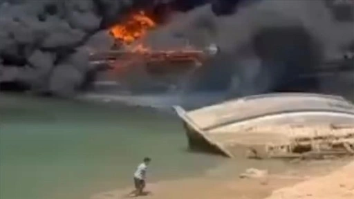 İran’ın güneyindeki bir iskelede çıkan yangında 10’dan fazla tekne yandı