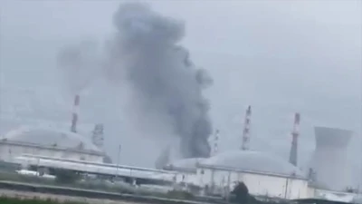 İran&rsquo;ın hedef aldığı İsrail'in Hayfa kentindeki petrol rafinerisinden siyah dumanlar y&uuml;kseliyor