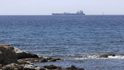 İran medyası: İran'a ait ham petrol tankeri "HUGE" ABD ablukasını kırdı