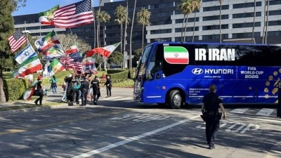 İran Milli Futbol Takımı'nın konakladığı otel &ouml;n&uuml;nde protesto g&ouml;sterileri yapıldı
