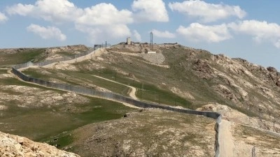 İran sınırında coğrafi şartların ağırlaştığı 6 kilometrelik hatta mod&uuml;ler &ccedil;elik duvar &ouml;r&uuml;ld&uuml;