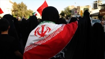 İran'da başörtüsü zorunluluğunun kaldırılması veya esnetilmesi talepleri yeniden gündemde