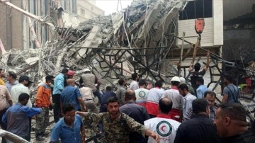 İran'da çöken 10 katlı binada 4 kişi hayatını kaybetti