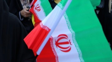 İran'da gözaltına alınan genç kadının ölmesi üzerine başlayan gösteriler sürüyor