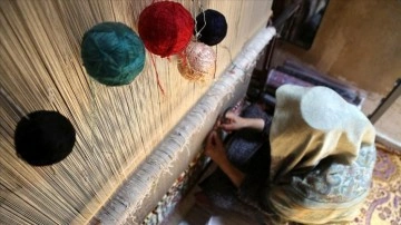 İran'da Türkmen kadınların dokuduğu ipek halılar tezgahtan inmeden alıcı buluyor