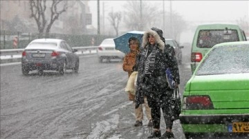 İran’da yoğun kar yağışı ve soğuk nedeniyle resmi kurumlar tatil edildi