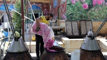 İran'ın 'gül ve gül suyu başkenti' Kemser'de geleneksel yöntemle üretim sürüyor