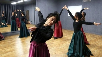 İranlı kadın dansçıların en büyük arzusu halka açık performans sergilemek