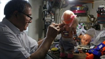 İranlı "oyuncak doktoru" yarım asırdır çocukları sevindirmeyi sürdürüyor