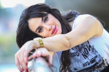 İranlı Rosa’dan ilk tekli Türkçe şarkı: İki Deli