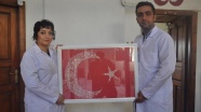 İranlı sanatçı çift Türk bayrağını tabloya işledi