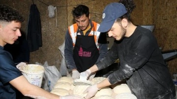 İş yeri ağır hasarlı Kahramanmaraşlı fırıncı depremzedeler için ekmek üretiyor