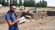 İşçi olarak başladığı kazılara artık arkeolog olarak devam ediyor