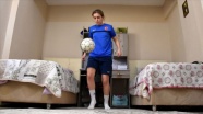 İşitme engelli milli futbolcu antrenmanlarını evine sığdırdı