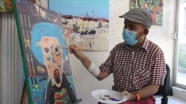 İşitme ve konuşma engelli böbrek hastası ressam hayata çizerek gülümsüyor