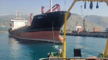 İskenderun Körfezi'nde karaya oturan gemi yüzdürülerek İzmir'e götürülecek