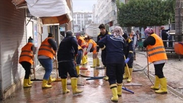 İskenderun'da deniz taşınca su basan yerlerde temizlik çalışmaları devam ediyor