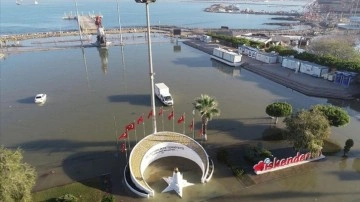 İskenderun'da denizin taşması sonucu su basan ev ve iş yerlerinde temizlik sürüyor