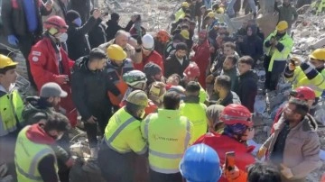 İskenderun'da enkaz altında kalan 16 yaşındaki çocuk 56 saat sonra kurtarıldı