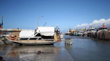 İskenderun'da etkili olan lodos nedeniyle bazı balıkçı tekneleri battı