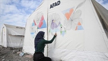 İskenderun'daki geçici barınma alanında kalan çocuklar, çadırları resimleriyle renklendirdi