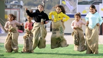 İslahiye'de depremzede çocuklar gönüllülerin etkinlikleriyle vakit geçiriyor